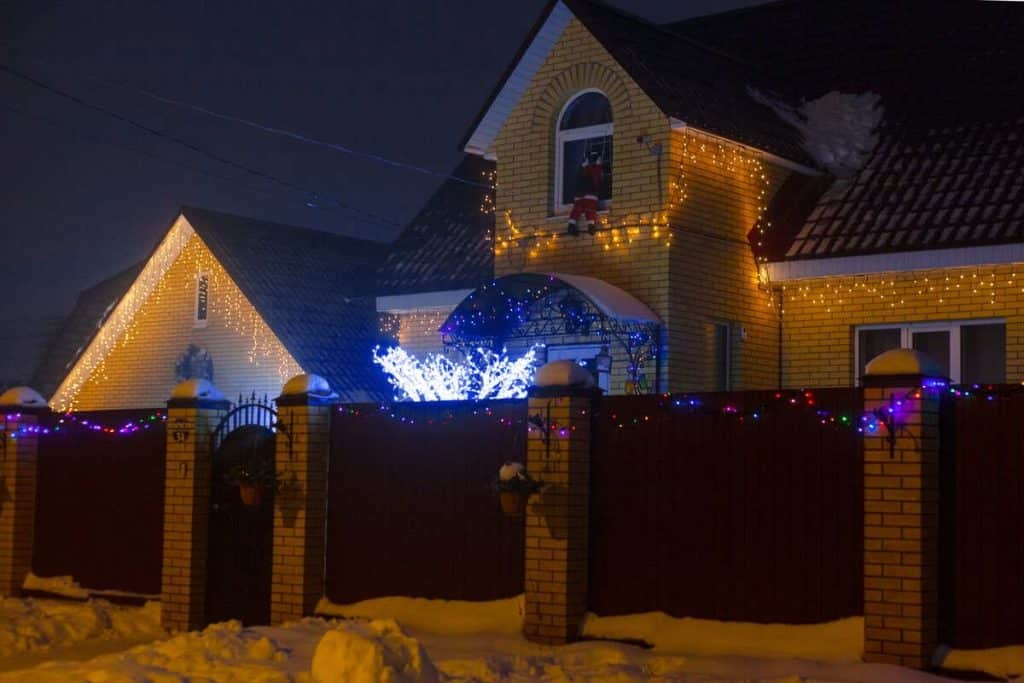 How to Hang Christmas Lights on the Roof